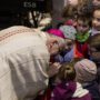 Bischof Heinrich gibt den Kindern eine Schatzkiste am Anfang des Gottesdienstes. Was da wohl drin ist?