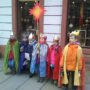 ökumenische Sternsinger ziehen durch die Straßen, singen, segnen und sammeln für Kinder
