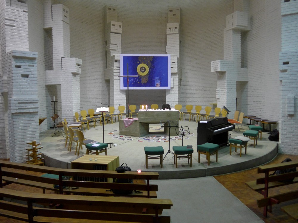 Altarraum mit Stuhlkreis, Kerzen und Instrumenten