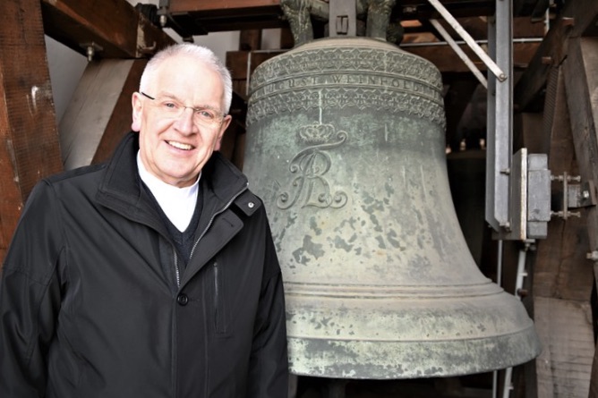 Lädt zum Danken mit Glockenläuten ein: Bischof Heinrich im Glockenturm der Dresdner Kathedrale. © Dompfarrer Norbert Büchner